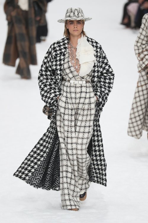 Cara Delevigne luciendo un abrigo largo de la colección otoño/invierno 2019/2020 de Chanel en París