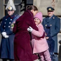 Victoria de Suecia y su hija Estela se abrazan en el Día del Nombre en honor a Victoria de Suecia