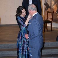 La Reina Letizia y el Príncipe Carlos saludándose con mucho cariño en la inauguración de la Exposición 'Sorolla: Spanish Master of Light'