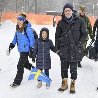 Daniel de Suecia y su hija Estela de Suecia en el campeonato mundial de biatlón en Östersund
