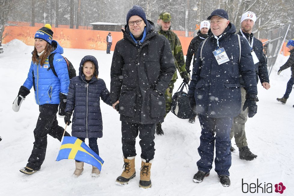 Daniel de Suecia y su hija Estela de Suecia en el campeonato mundial de biatlón en Östersund