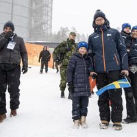 Victoria y Daniel de Suecia con sus hijos Estela y Oscar en el campeonato mundial de biatlón en Östersund