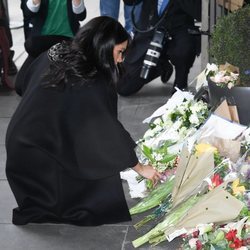 Meghan Markle con una ofrenda floral en la embajada de Nueva Zelanda