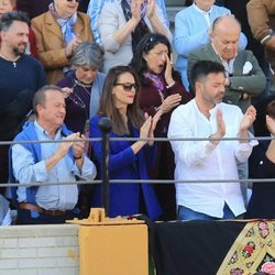 Eva González viendo torear a Cayetano Rivera en Morón de la Frontera