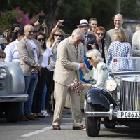 El Príncipe Carlos y la Duquesa de Cornualles en un coche clásico durante su Viaje Oficial a Cuba