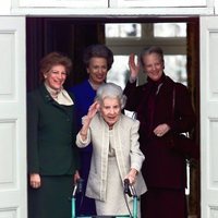 La Reina Ingrid de Dinamarca junto a sus hijas Margarita, Ana María y Benedicta
