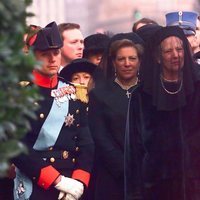 El Príncipe Federico, la Reina Ana María, la Reina Margarita y la Princesa Benedicta en el funeral de Ingrid de Dinamarca