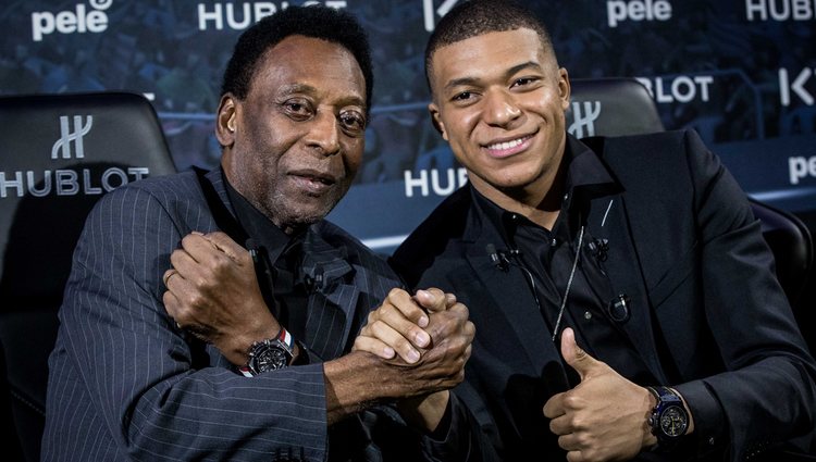 Pelé y Kylian Mbappe en un acto publicitario