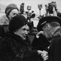 La Reina Victoria Eugenia es recibida a su regreso a España tras 37 años de exilio