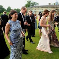 El Príncipe Guillermo hablando con David Cholmondeley y Kate Middleton hablando con Rose Hanbury