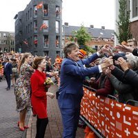 El Rey Guillermo saluda a los ciudadanos durante el Día del Rey 2019
