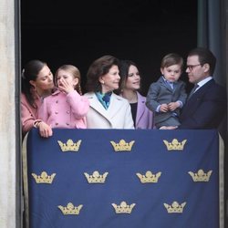 La Familia Real de Suecia en el desfile militar por el 73 cumpleaños del Rey Carlos Gustavo