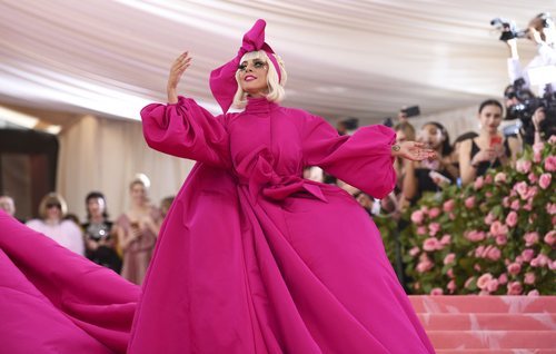 Lady Gaga con un vestido capa rosa en la alfombra roja de la Gala MET 2019
