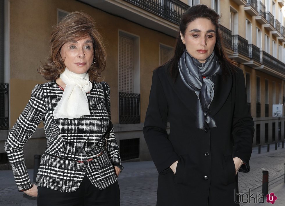 Paloma Segrelles y su madre en la capilla ardiente de Pitita Ridruejo