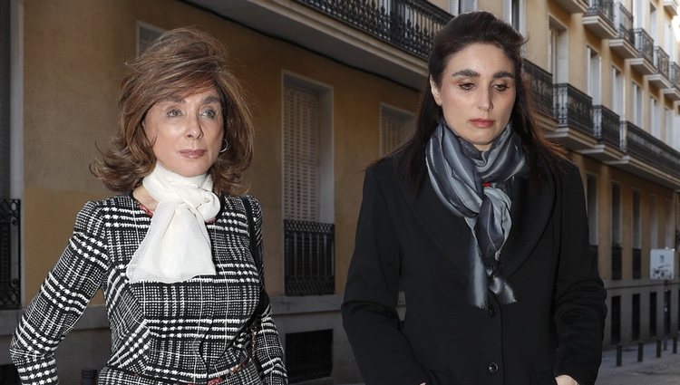 Paloma Segrelles y su madre en la capilla ardiente de Pitita Ridruejo