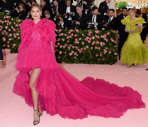Doutzen Kroes vestida de Giambattista Valli en la alfombra roja de la Gala MET 2019