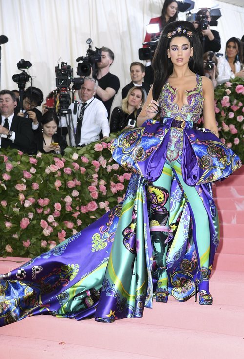 Dua Lipa con un vestido de Versace en la alfombra roja de la Gala MET 2019