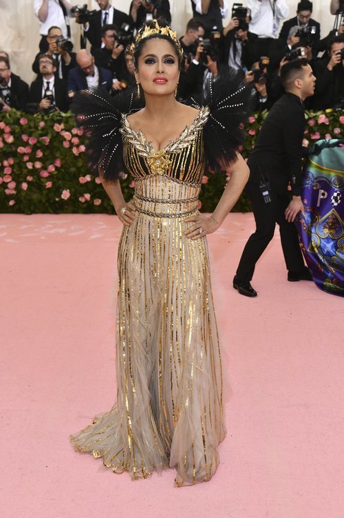 Salma Hayek vestida de Gucci en la alfombra roja de la Gala MET 2019