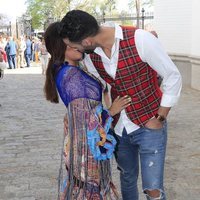 Chabelita Pantoja y Asraf Beno besándose en la Maestranza de Sevilla durante la Feria de Abril 2019