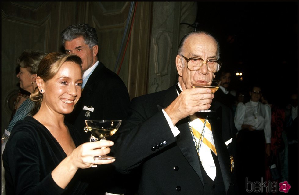 Camilo José Cela y Marina Castaño brindando en los Premios Nobel de 1989