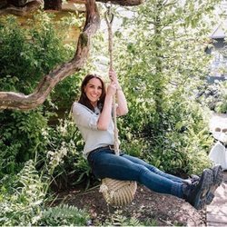 Kate Middleton subida a un columpio por el proyecto RHS Back To Nature Garden
