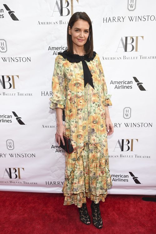 Katie Holmes con vestido floral en la alfombra roja de la Gala del American Ballet Theatre 2019 en Nueva York