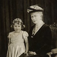 La Reina María de Teck con su nieta, la futura Reina Isabel II