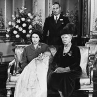 La Princesa Isabel, la Reina María y Jorge VI en el bautizo del Príncipe Carlos