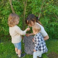 Sofia Hellqvist con sus hijos Alejandro y Gabriel de Suecia en el jardín