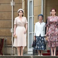 Las Princesas Beatriz y Eugenia de York con la Duquesa de Gloucester en una garden party en Buckingham Palace