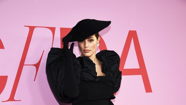 Ashley Graham en la alfombra roja de los CFDA FASHION AWARDS 2019