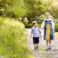 Estela y Oscar de Suecia paseando por los jardines de Haga en el Día Nacional de Suecia 2019