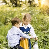 Estela y Oscar de Suecia recogiendo flores en los jardines de Haga