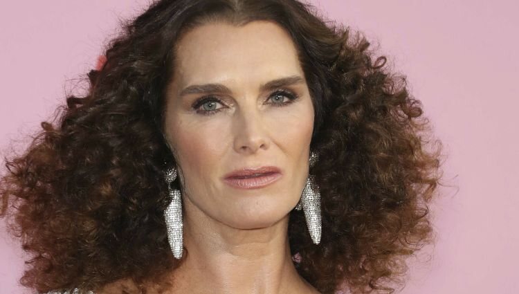Brooke Shields con pelo rizado en los CFDA Fashion Awards 2019