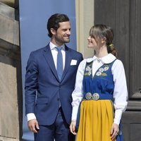 Carlos Felipe de Suecia y Sofia Hellqvist se dedican una tierna mirada en el Día Nacional de Suecia 2019