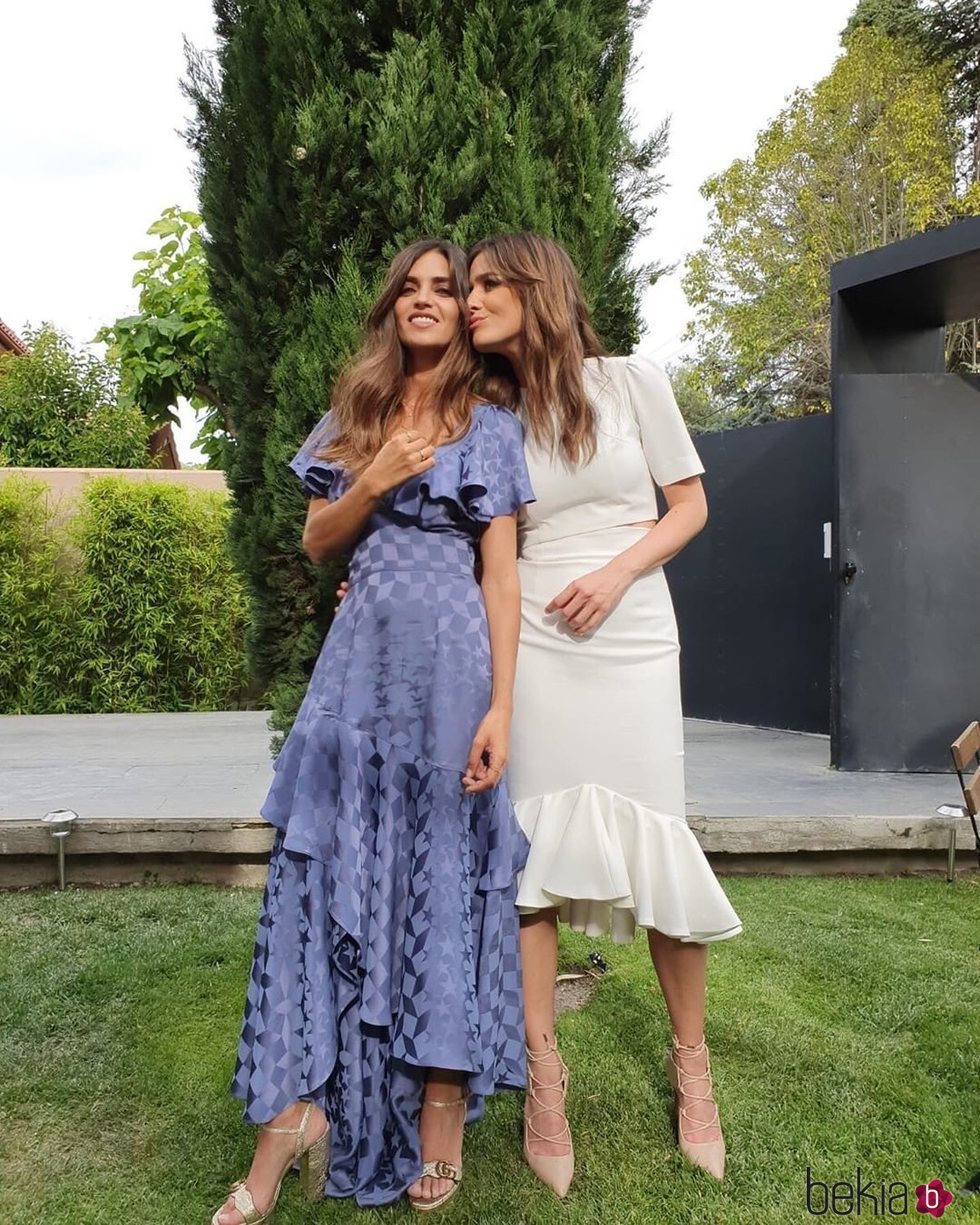 Sara Carbonero con Isabel Jiménez en el bautizo de su hijo Hugo