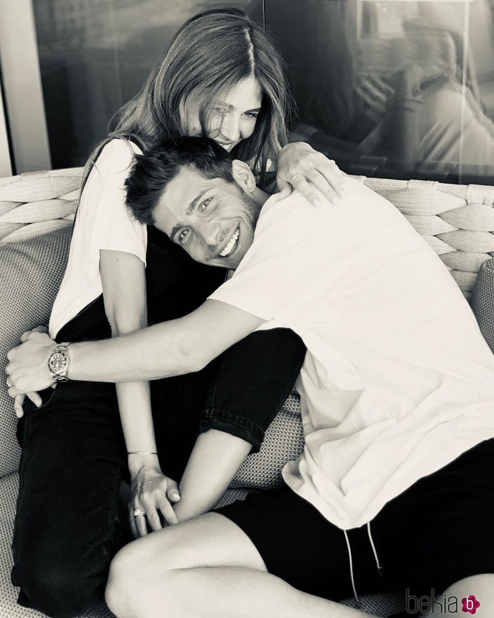 Coral Simanovich y Sergi Roberto anunciando que van a ser padres