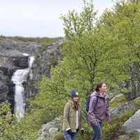 Victoria de Suecia y Sofia Hellqvist haciendo una ruta en Dalarna