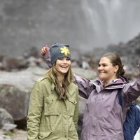 Victoria de Suecia y Sofia Hellqvist en la cascada Njupeskär