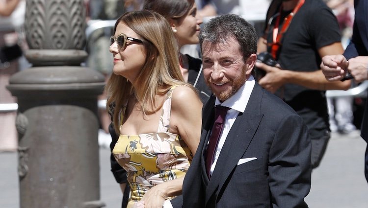 Pablo Motos y Laura Llopis a su llegada a la boda de Pilar Rubio y Sergio Ramos
