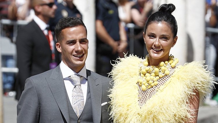 Lucas Vázquez y su mujer Macarena Rodríguez a su llegada a la boda de Pilar Rubio y Sergio Ramos