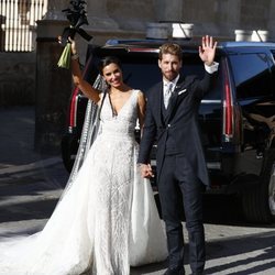 Sergio Ramos y Pilar Rubio saludando tras su boda en la Catedral de Sevilla