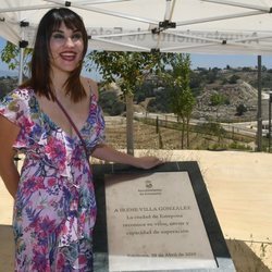 Irene Villa posa con su placa en Estepona