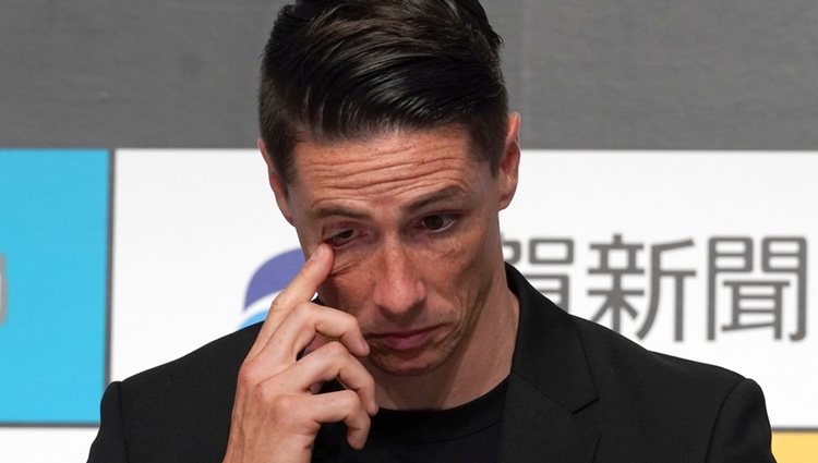 Fernando Torres emocionado en la rueda de prensa de su retirada