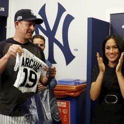 Meghan Markle, muy feliz cuando recibe una camiseta de béisbol para su hijo Archie
