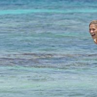 Carla Pereyra con su hija Francesca en una playa de Formentera