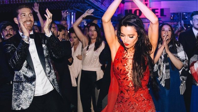 Pilar Rubio dándolo todo con su mono rojo al lado de Sergio Ramos el día de su boda