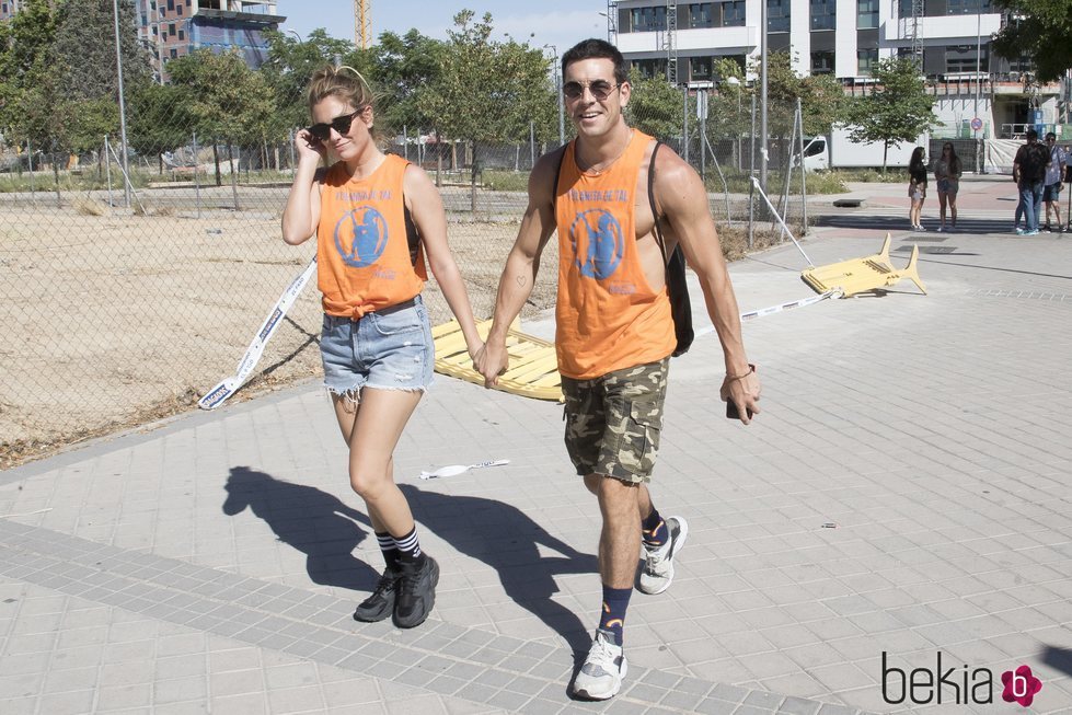 Mario Casas y Blanca Suáres cogidos de la mano llegando al desfile del Orgullo 2019