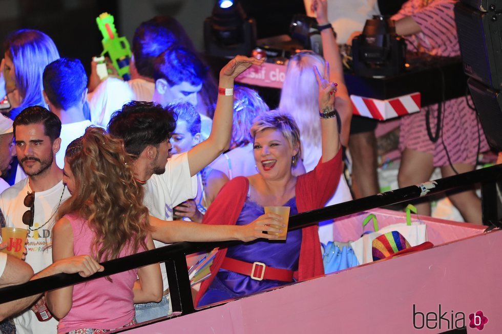 Terelu Campos divirtiéndose en la Cabalgata del Orgullo 2019