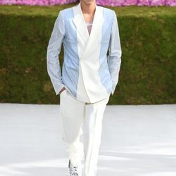 Nicolás de Dinamarca desfilando para Dior en la Paris Fashion Week